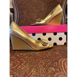 Betseyville Gold Wedge New never worn Shoe 5